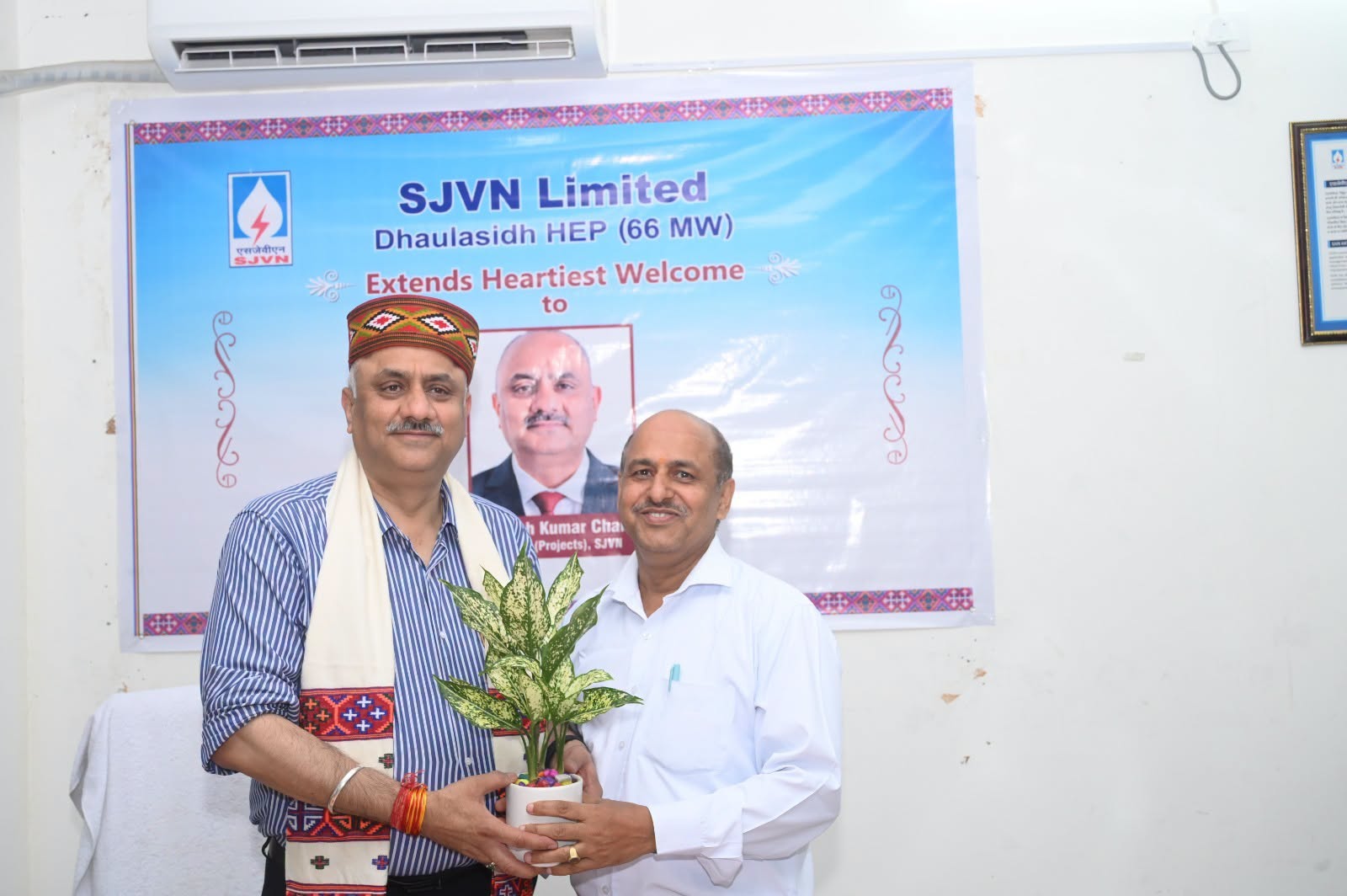  210 एसजेवीएन लिमिटेड के डायरेक्टर (प्रोजेक्ट्स) श्री राजेश कुमार चंदेल ने हिमाचल प्रदेश के हमीरपुर में 69.50 मेगावाट धौलासिद्ध हाइड्रो इलेक्ट्रिक प्रोजेक्ट में चल रहे कंस्ट्रक्शन एक्टिविटीज़ का डिटेल्ड रिव्यू किया